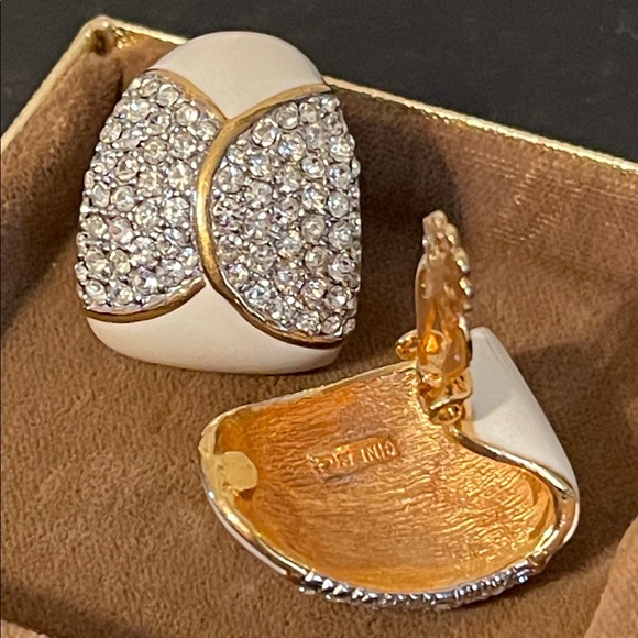 Vintage Ciner White Enamel Pave Swarovski Crystal Clip-on Earrings - Picture 4 of 8